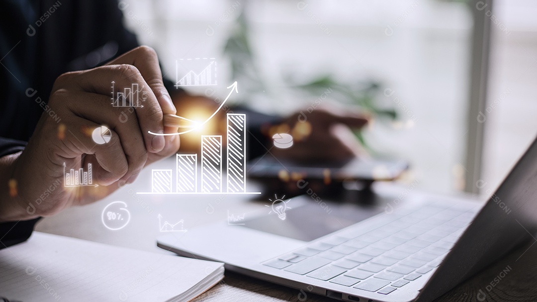 Empresário desenha uma seta de tendência crescente e um gráfico crescente