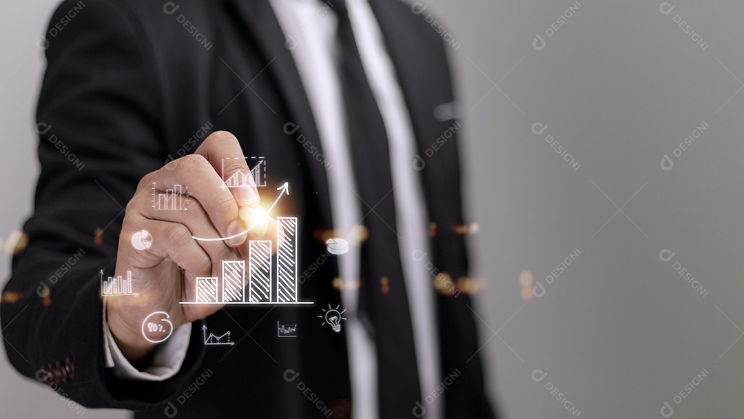Empresário desenha uma seta de tendência crescente e um gráfico crescente