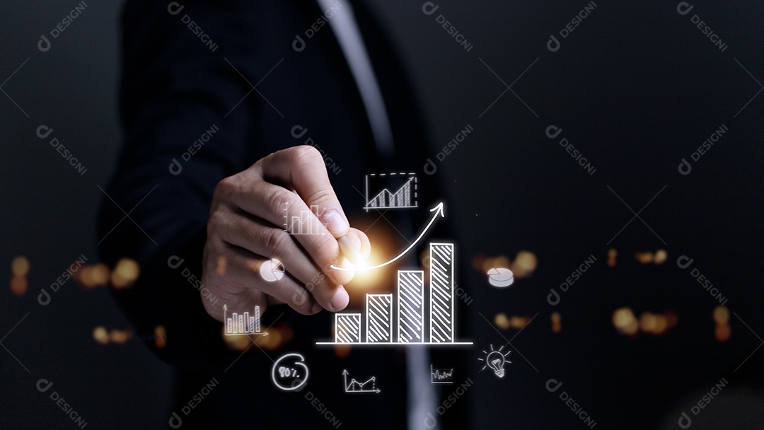 Empresário desenha uma seta de tendência crescente e um gráfico crescente