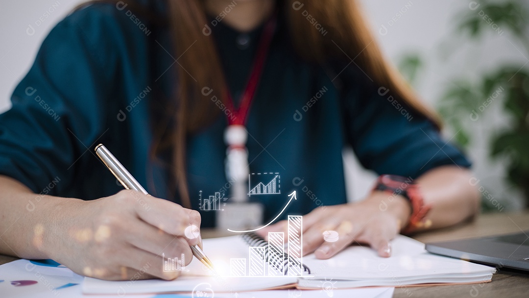 Empresária desenha uma seta de tendência crescente e um gráfico ascendente