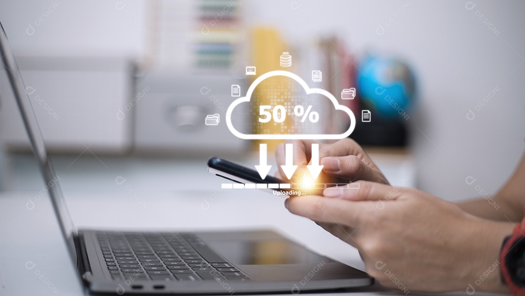 Mulher fazendo upload de nuvem no laptop no escritório. Informações de dados