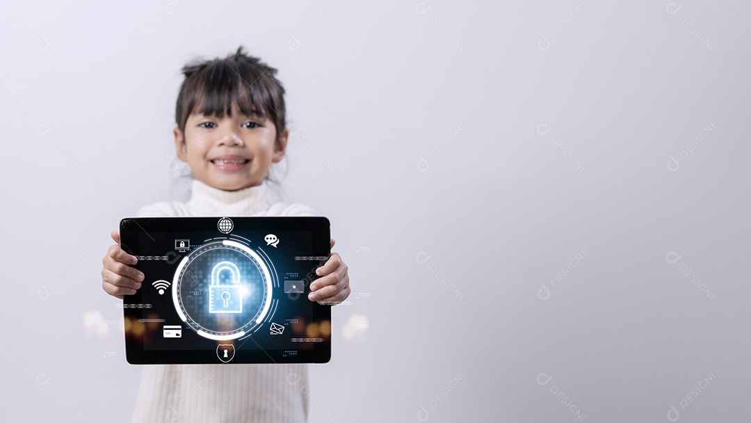 Segurança infantil on-line. Menina usando tablet em casa