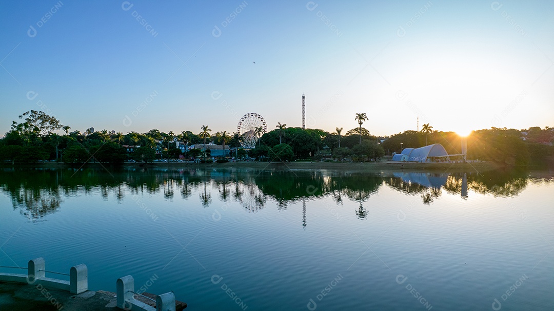 Lagoa da Pampulha, em Belo Horizonte, com vista para a Igreja de São Francisco