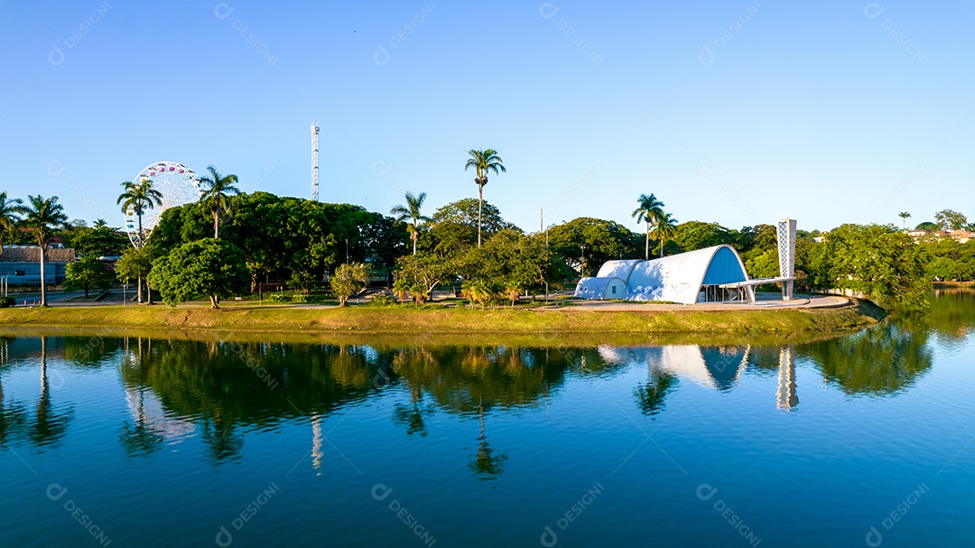 Lagoa da Pampulha, em Belo Horizonte, com vista para a Igreja de São Francisco de Assis