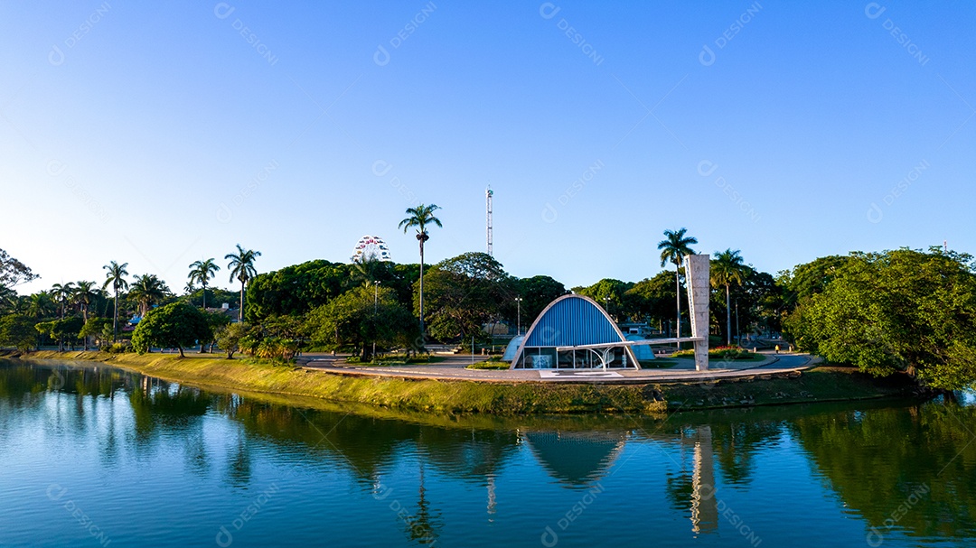 Lagoa da Pampulha, em Belo Horizonte, com vista para a Igreja de São Francisco de Assis