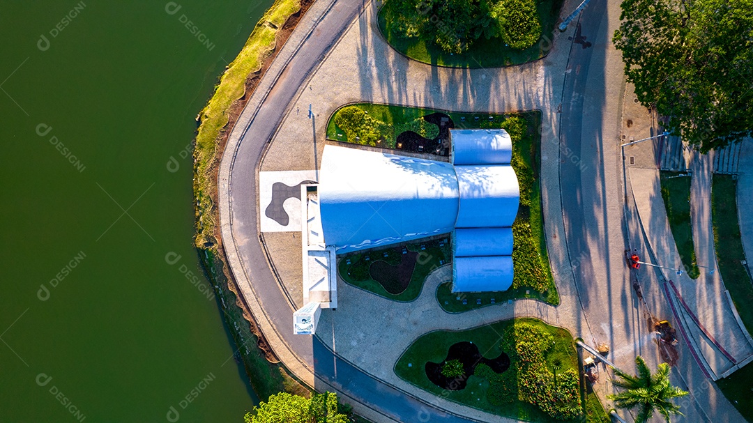 Lagoa da Pampulha, em Belo Horizonte, com vista para a Igreja de São Francisco de Assis