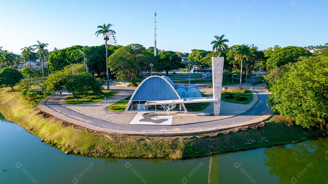 Lagoa da Pampulha, em Belo Horizonte, com vista para a Igreja de São Francisco de Assis