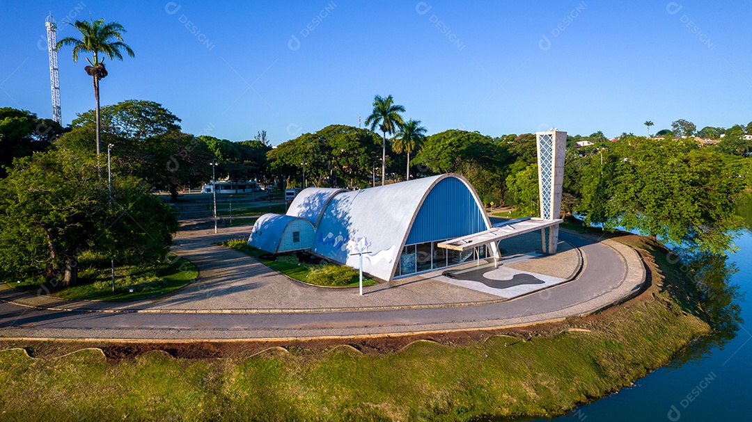 Lagoa da Pampulha, em Belo Horizonte, com vista para a Igreja de São Francisco de Assis