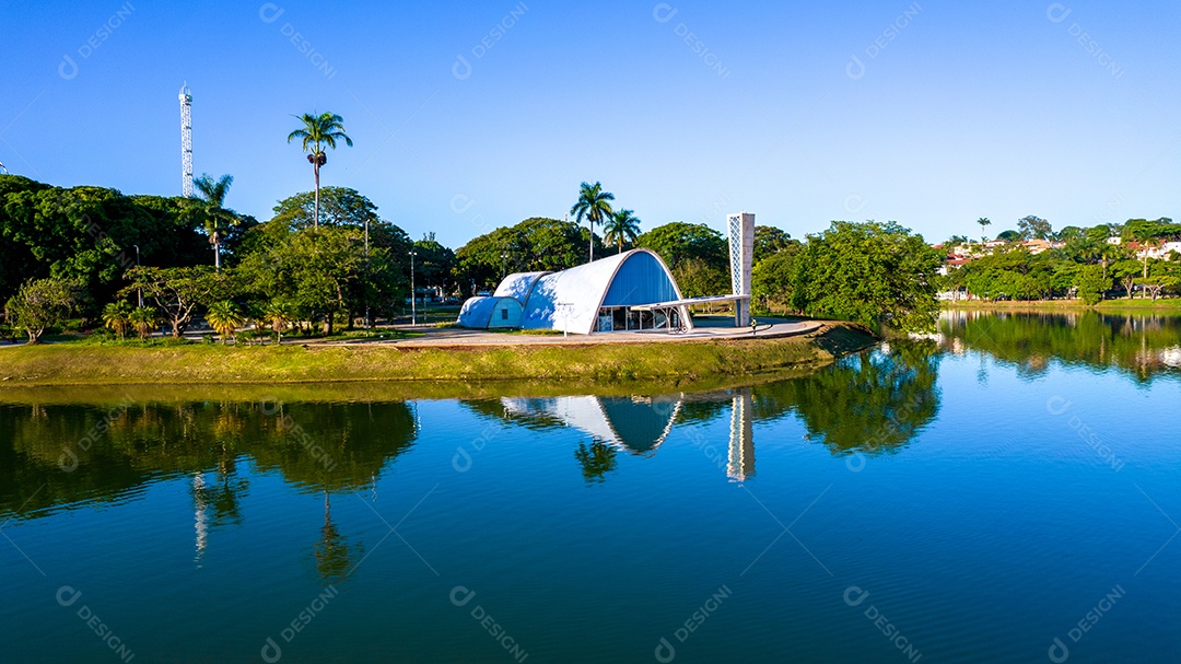 Lagoa da Pampulha, em Belo Horizonte, com vista para a Igreja de São Francisco de Assis