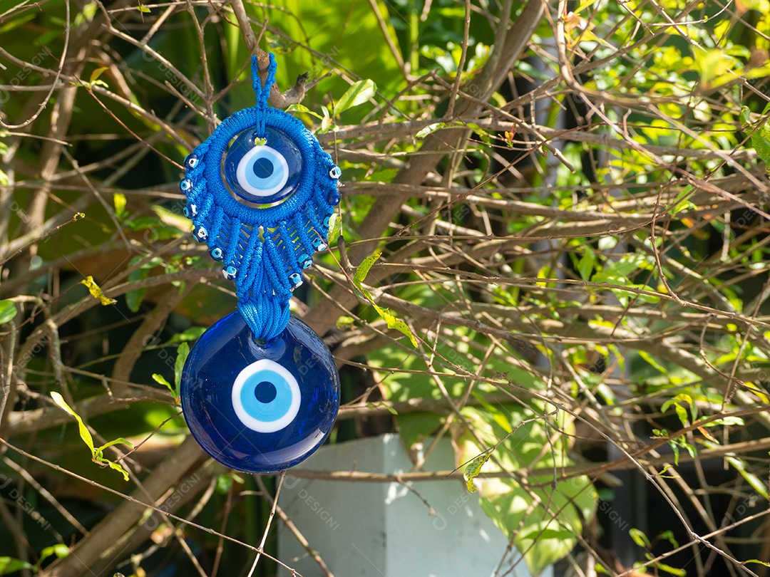 Close-up de encantos de mau-olhado pendurado em uma árvore.