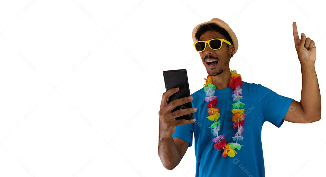 Homem negro fantasiado para o carnaval do brasil segurando celular isolado