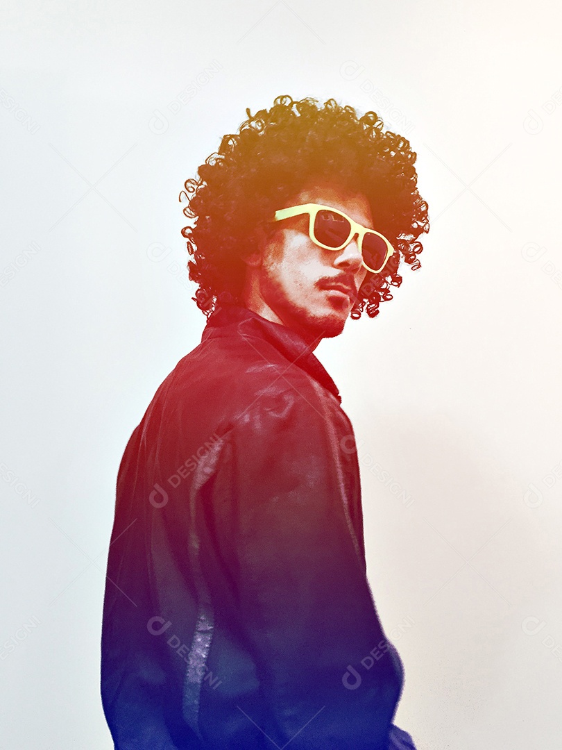 Homem negro com cabelo black power e óculos amarelos isolados no fundo branco