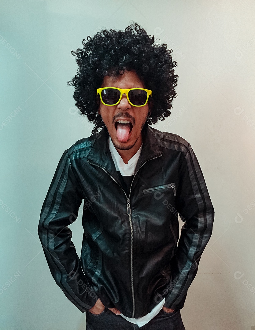 Homem negro com cabelo black power e óculos amarelos isolados no fundo branco