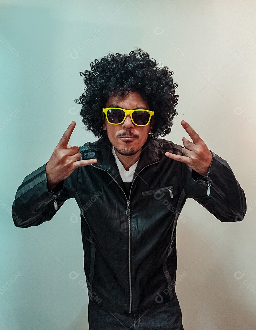 Homem negro com cabelo black power e óculos amarelos isolados no fundo branco