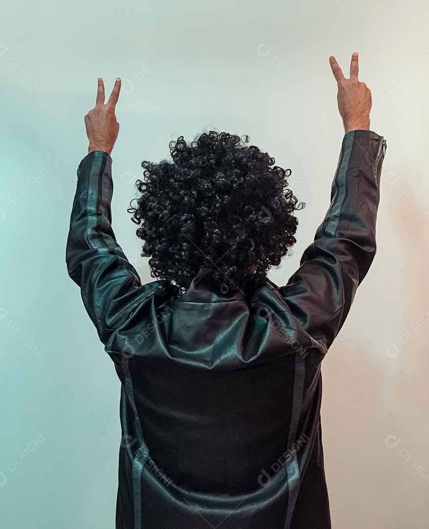 Homem negro com cabelo black power e óculos amarelos isolados no fundo branco