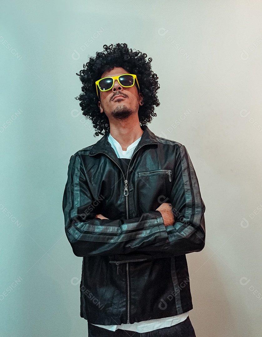 Homem negro com cabelo black power e óculos amarelos isolados no fundo branco