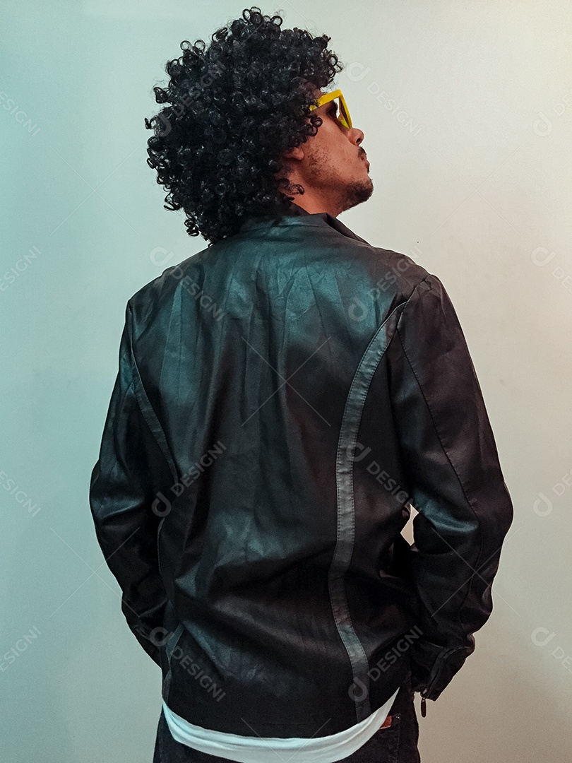 Homem negro com cabelo black power e óculos amarelos isolados no fundo branco