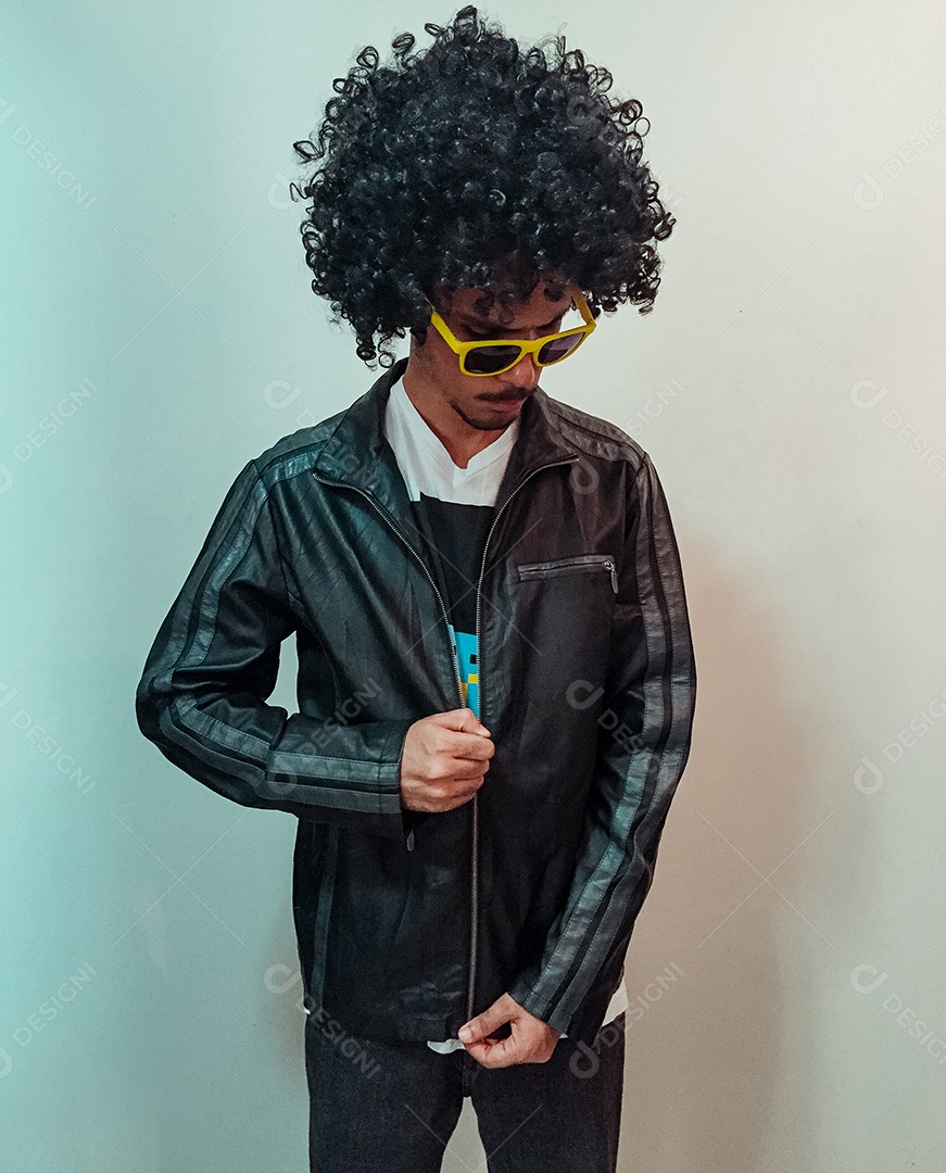Homem negro com cabelo black power e óculos amarelos isolados no fundo branco