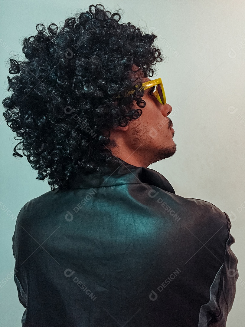 Homem negro com cabelo black power e óculos amarelos isolados no fundo branco