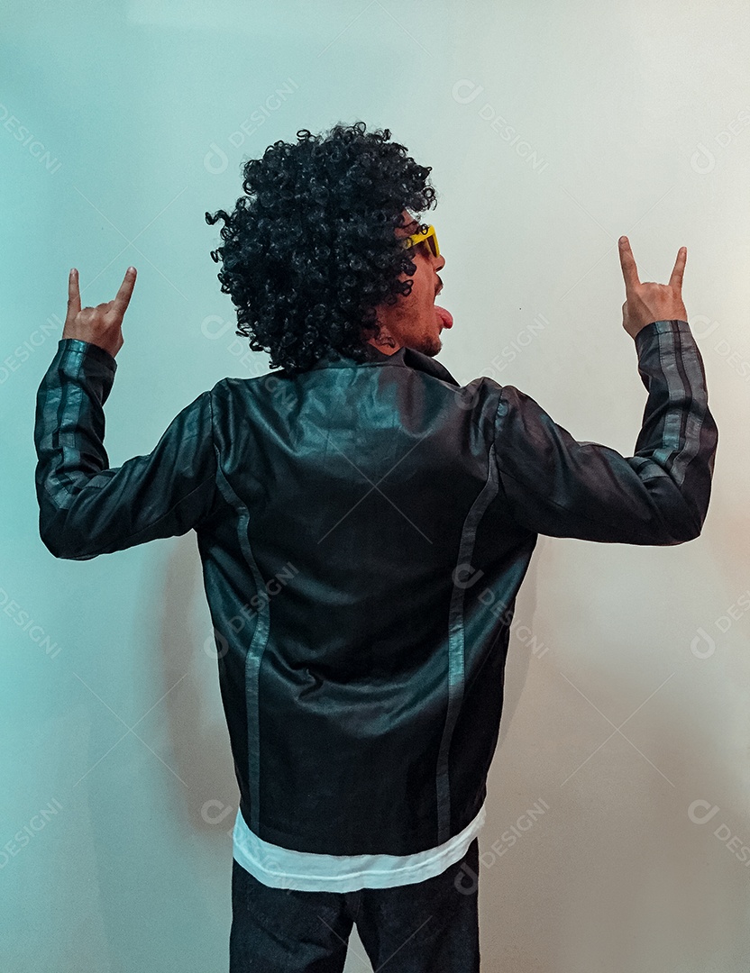 Homem negro com cabelo black power e óculos amarelos isolados no fundo branco