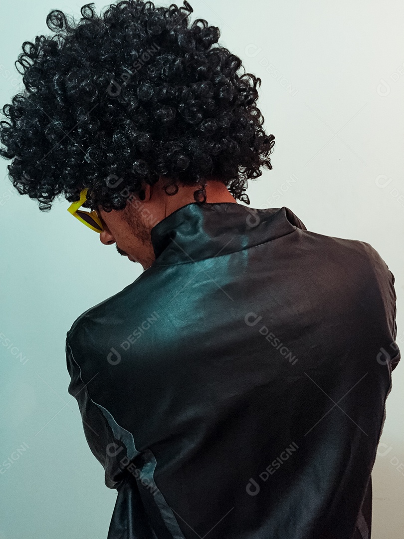 Homem negro com cabelo black power e óculos amarelos isolados no fundo branco
