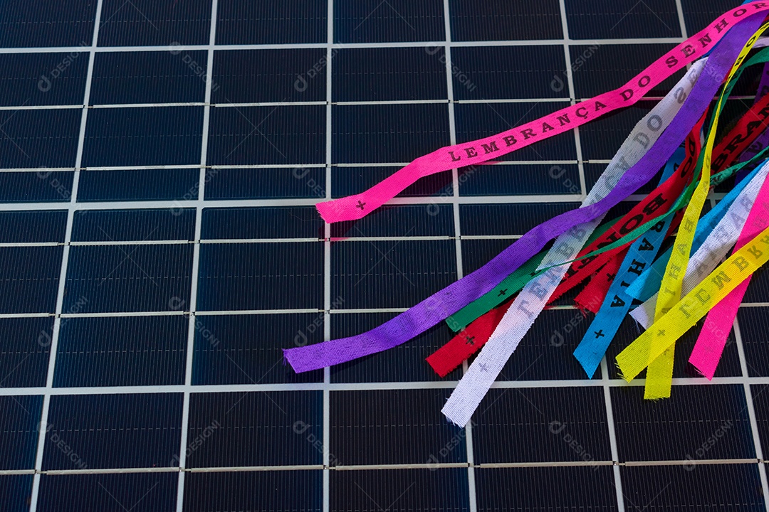 Painel solar fotovoltaico com elementos do carnaval brasileiro.