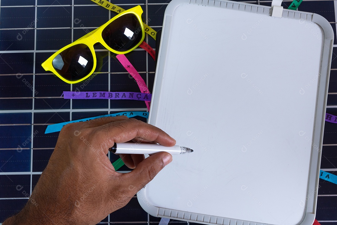 Painel solar fotovoltaico com elementos do carnaval brasileiro.