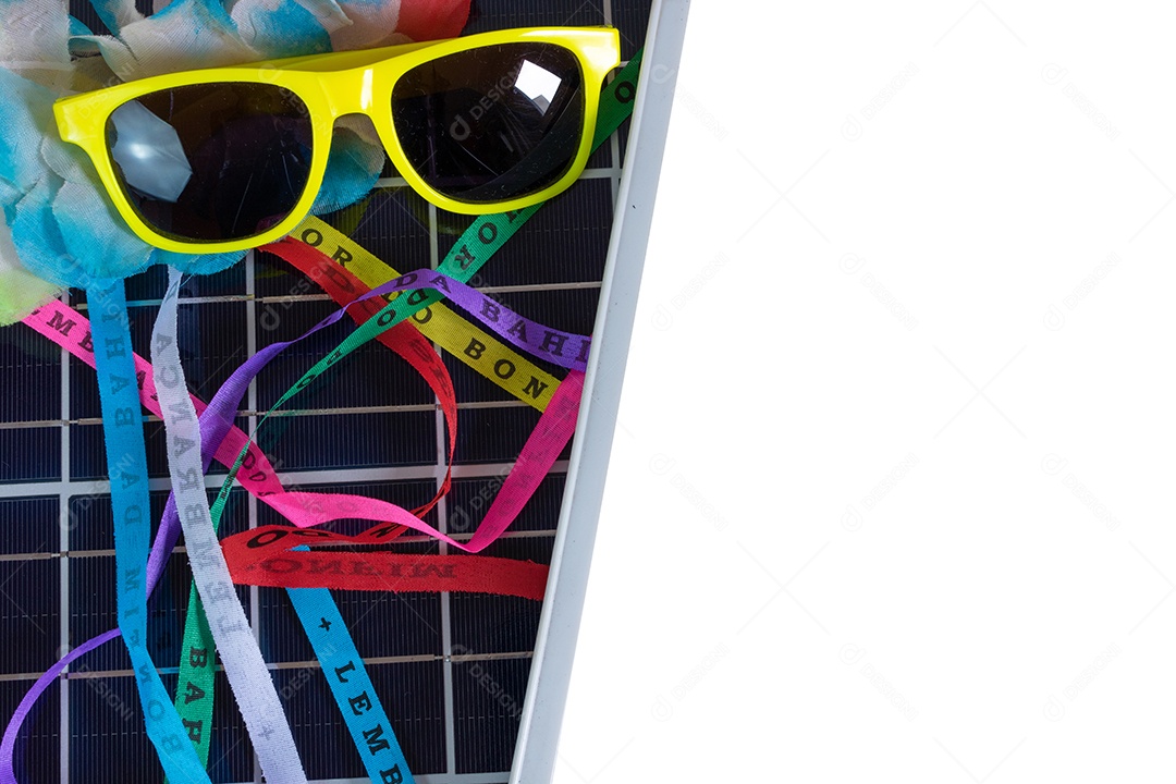 Painel solar fotovoltaico com elementos do carnaval brasileiro.