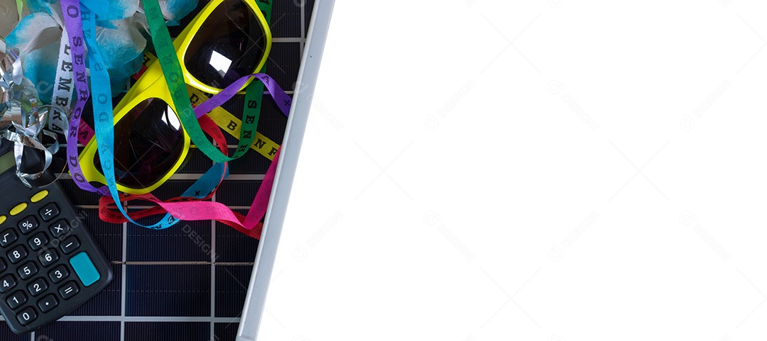 Painel solar fotovoltaico com elementos do carnaval brasileiro.