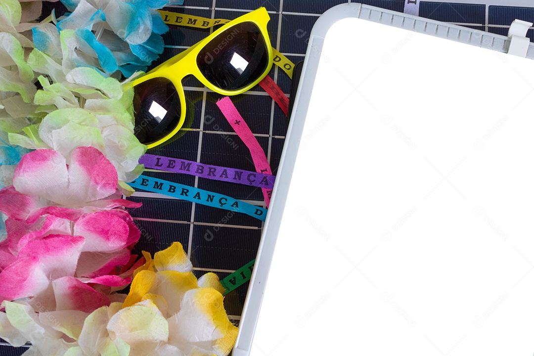 Painel solar fotovoltaico com elementos do carnaval brasileiro.