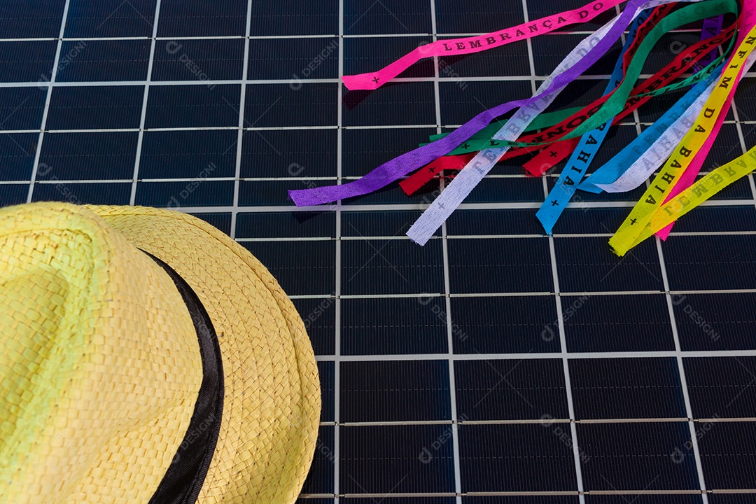 Painel solar fotovoltaico com elementos do carnaval brasileiro.