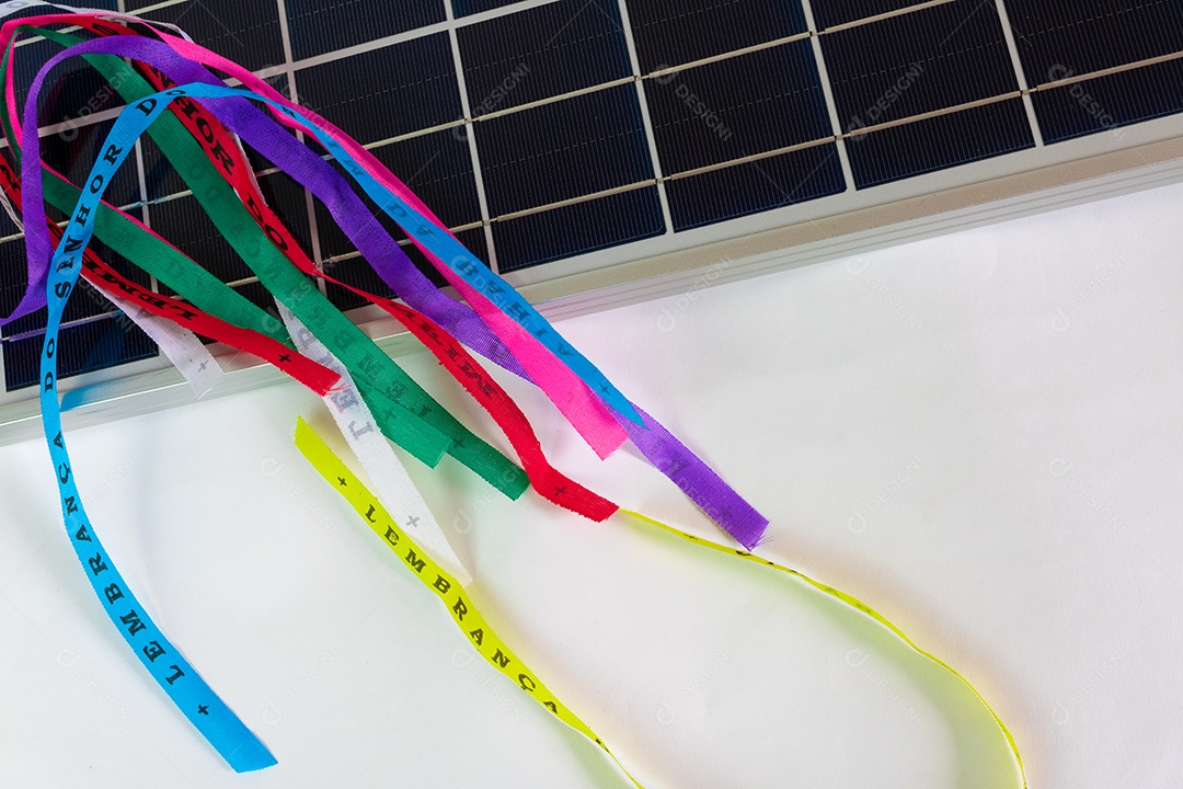 Painel solar fotovoltaico com elementos do carnaval brasileiro.