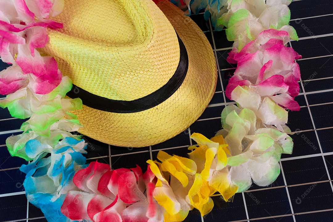 Painel solar fotovoltaico com elementos do carnaval brasileiro.