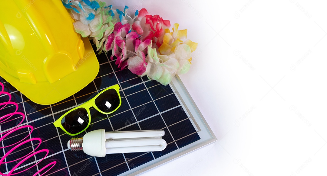 Painel solar fotovoltaico com elementos do carnaval brasileiro.