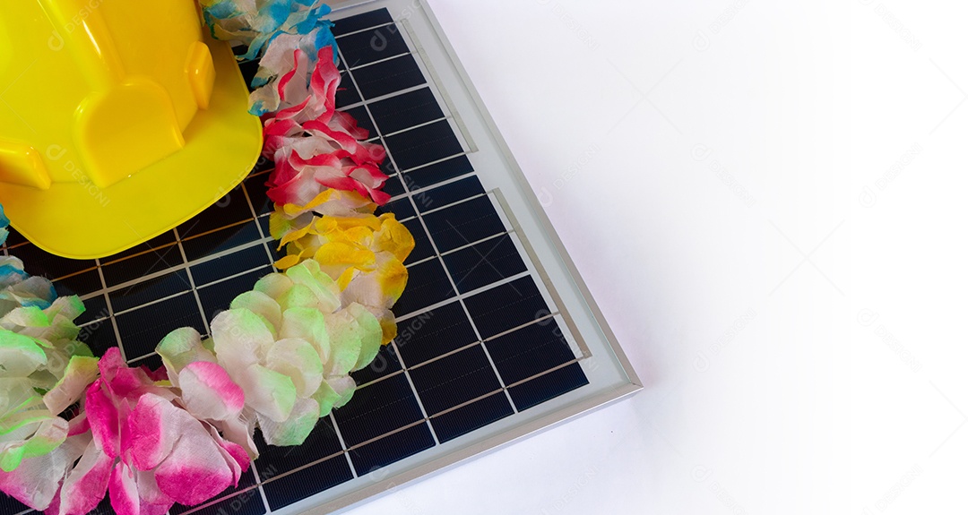 Painel solar fotovoltaico com elementos do carnaval brasileiro.