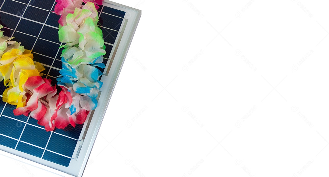 Painel solar fotovoltaico com elementos do carnaval brasileiro.