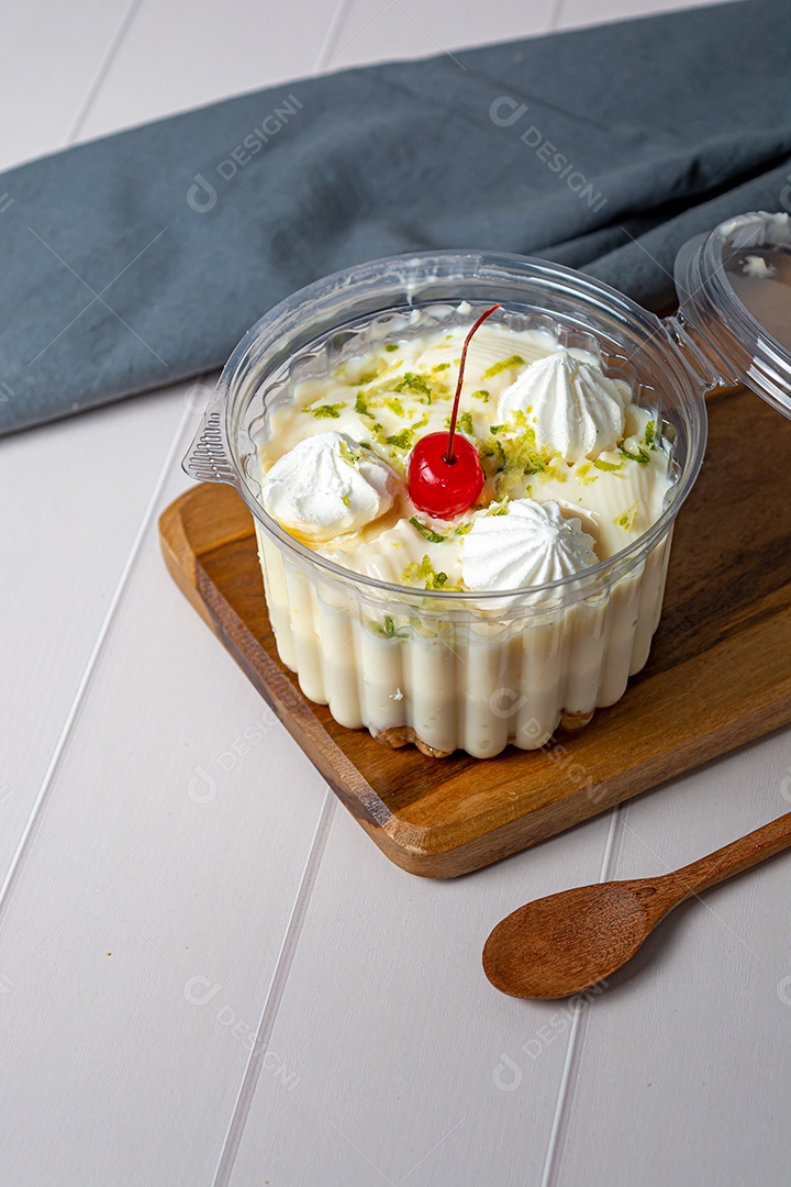 Bolo no pote com sabor de limão pode ser traduzido como bolo de tigela