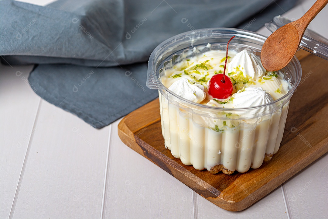 Bolo no pote com sabor de limão pode ser traduzido como bolo de tigela