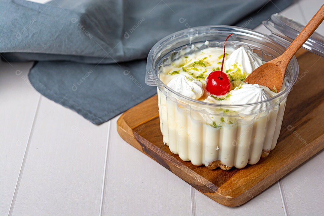 Lemon-flavored pot cake can be translated as bowl cake
