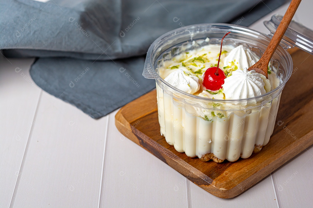 Bolo no pote com sabor de limão pode ser traduzido como bolo de tigela