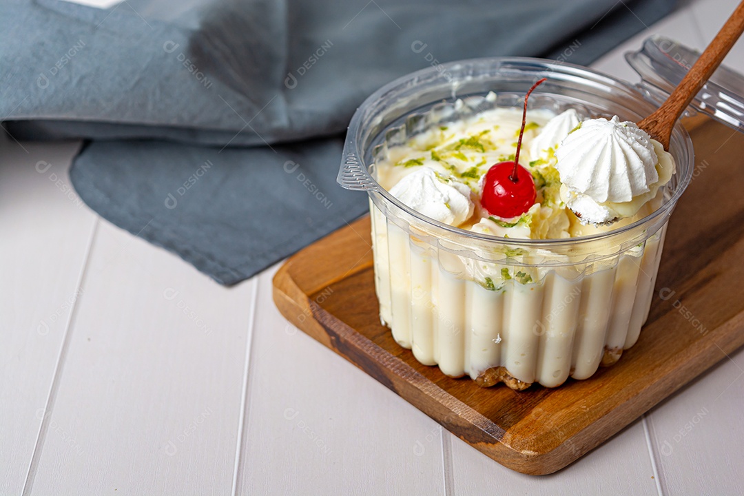 Bolo no pote com sabor de limão pode ser traduzido como bolo de tigela