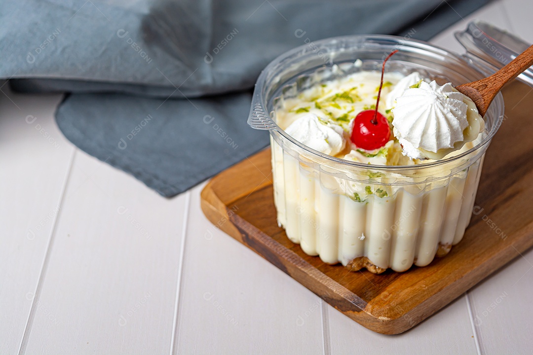 Bolo no pote com sabor de limão pode ser traduzido como bolo de tigela