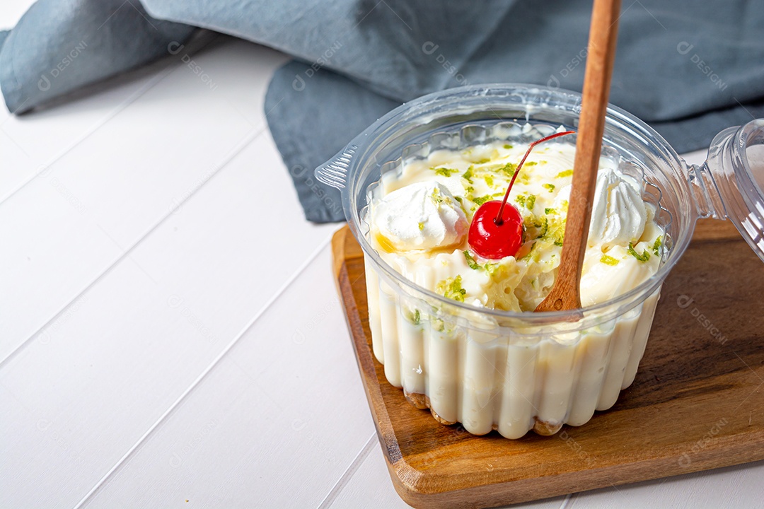 Bolo no pote com sabor de limão pode ser traduzido como bolo de tigela