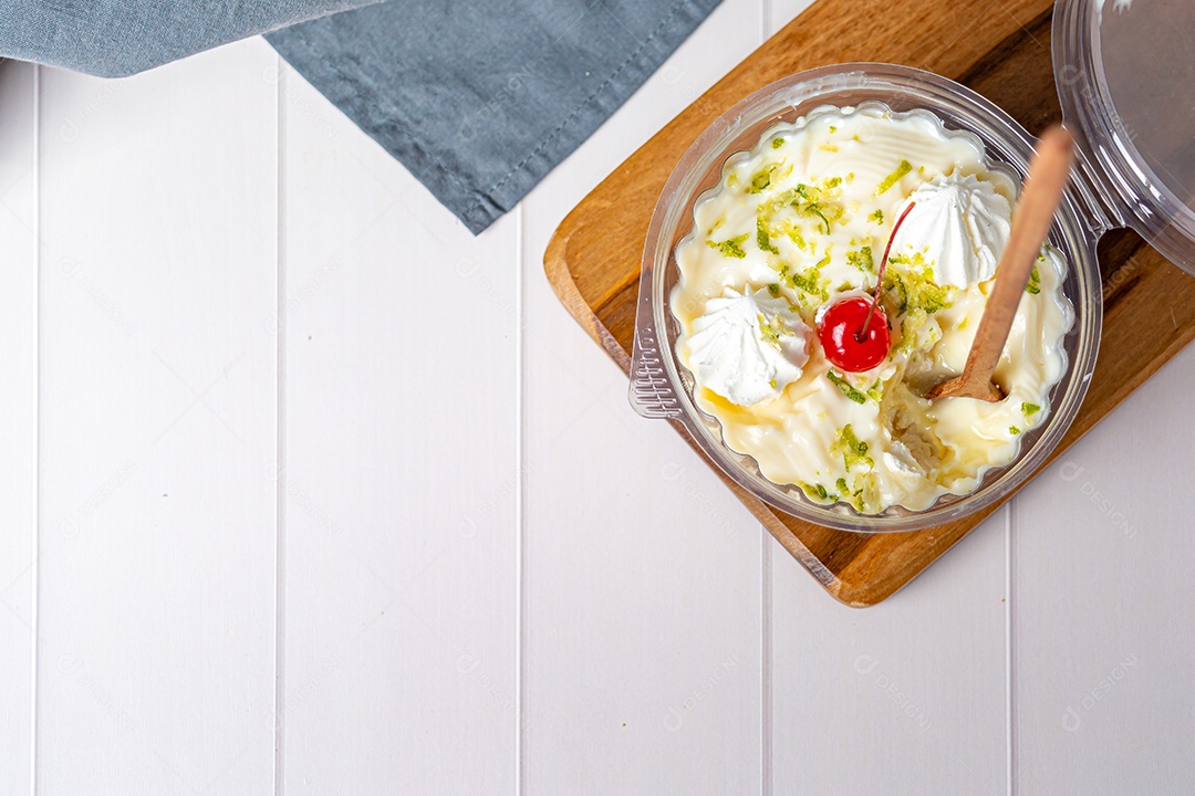 Bolo no pote com sabor de limão pode ser traduzido como bolo de tigela