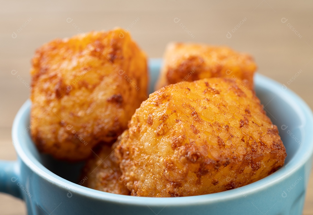 Dado de tapioca, comida típica do nordeste brasileiro em um copo.