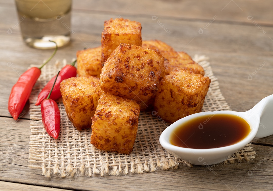 Dado de tapioca, comida típica do nordeste brasileiro em um copo.