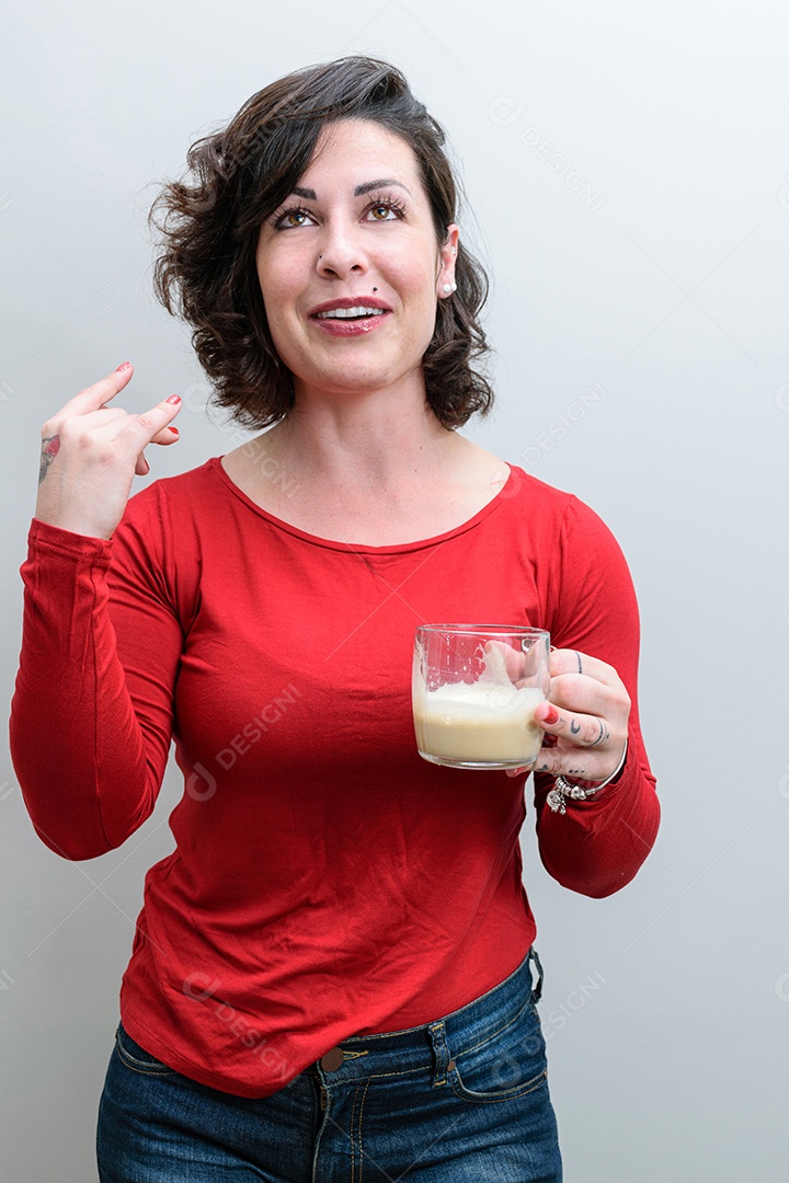 Foto espontânea. Mulher brasileira segurando uma caneca de cappuccino