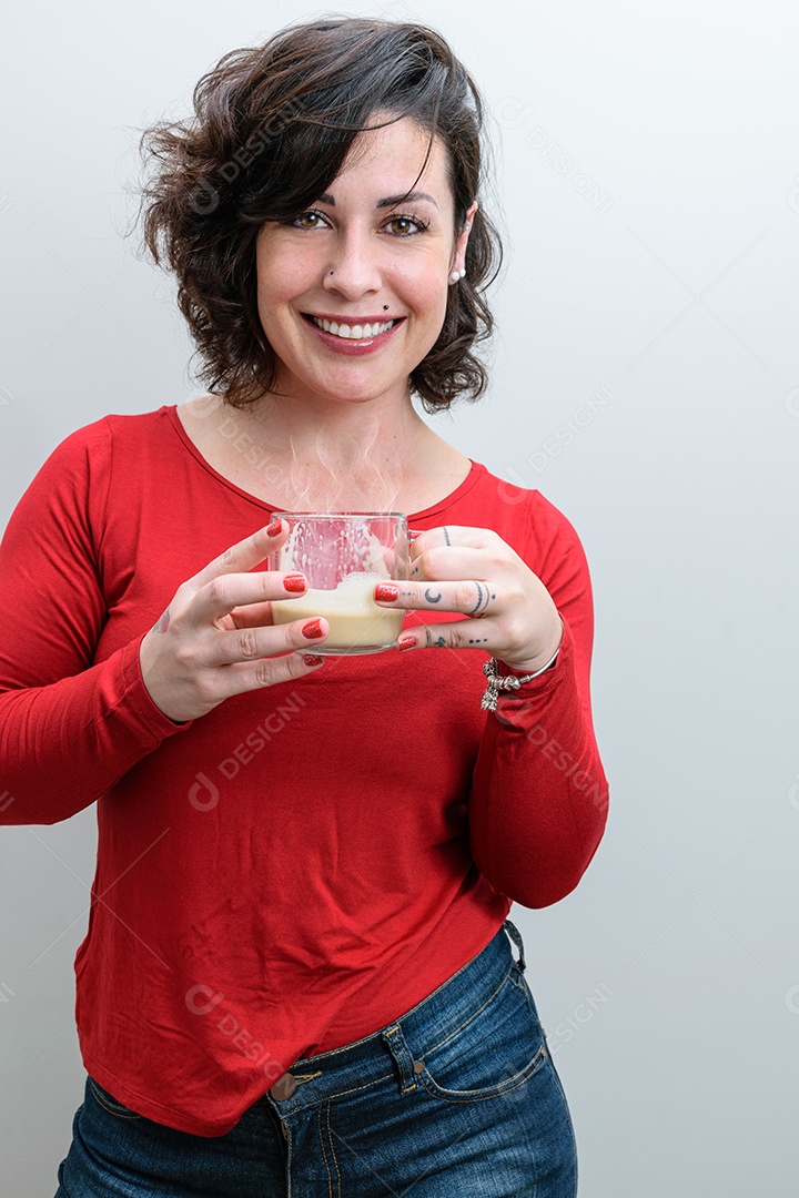 Mulher brasileira com um grande sorriso no rosto, olhando para a câmera