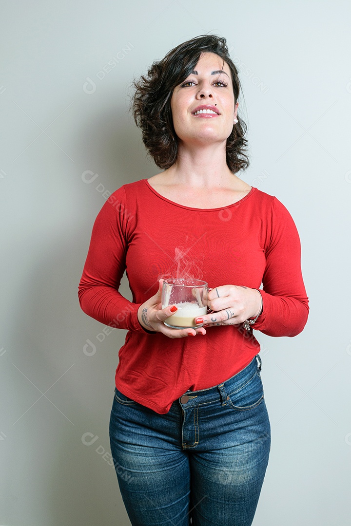 Mulher brasileira segurando uma caneca de cappuccino em ambas as mãos