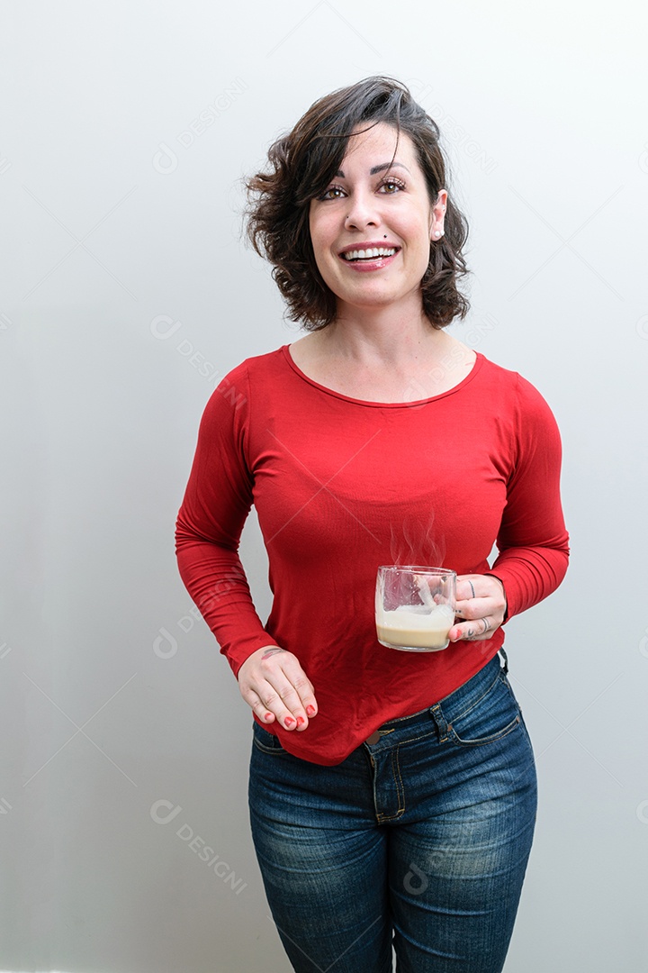 Mulher brasileira com um grande sorriso, segurando uma caneca de cappuccino